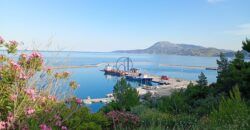 Παραλία Κύμης-Πωλείται οικόπεδο 5.686 τ.μ. και οικία 140 τ.μ. με μαγευτική θέα στο Αιγαίο.